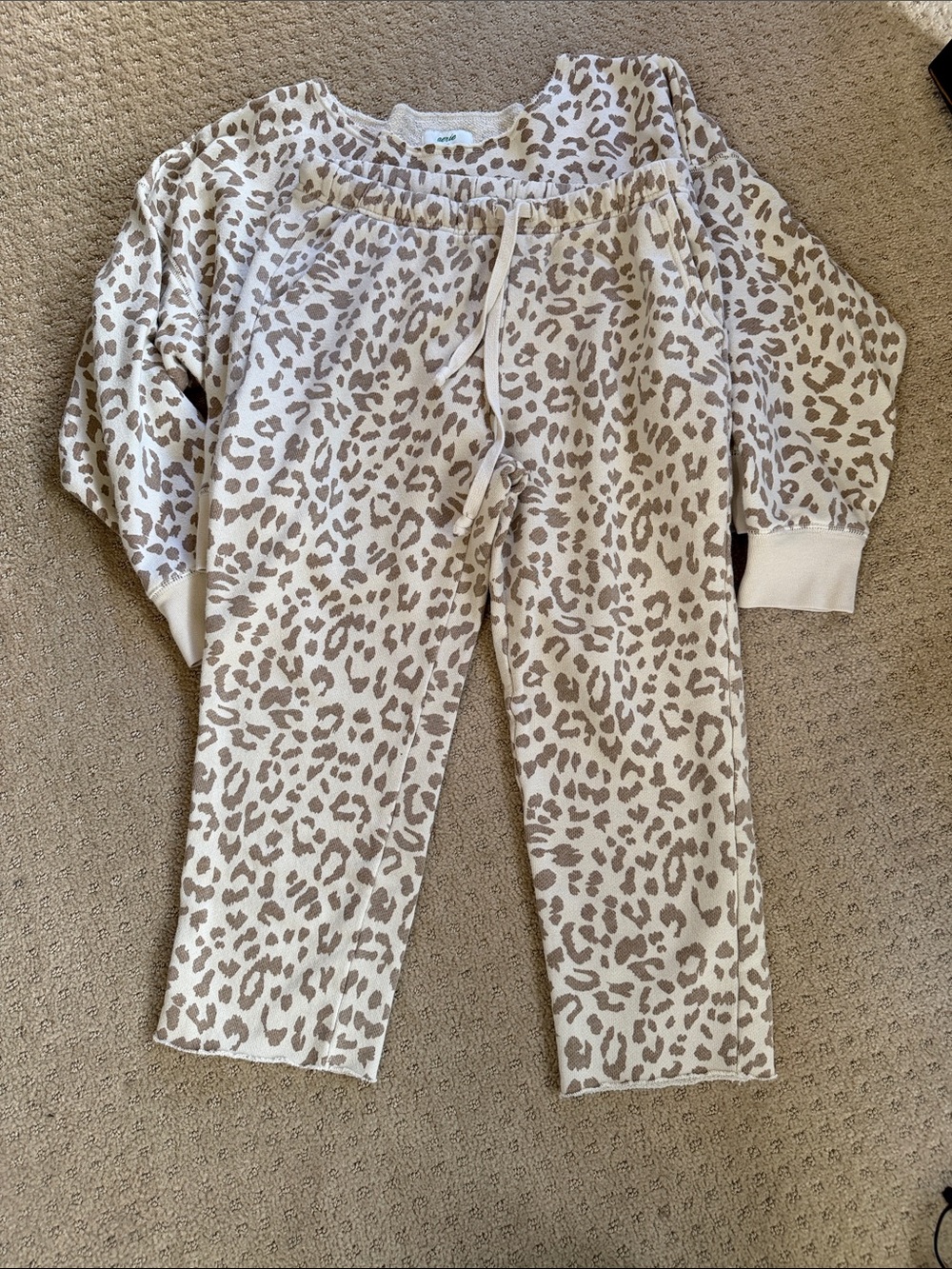 Arie leopard, print, sweatsuit, crewneck sweatshirt and cropped pants s / xs - Picture 4 of 5